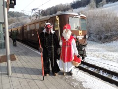 Nikolaus und Krampus vorm Ötscherbär, © NB/Leb